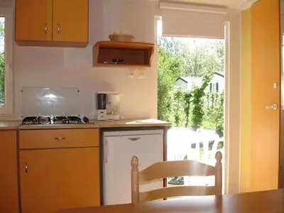 Cuisine ou kitchenette dans l'établissement ZEcamping 4 parc aquatique restaurant et parcours de pêche au fouet