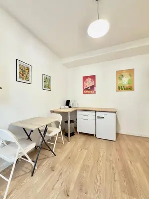 Cuisine ou kitchenette dans l'établissement Beau T2 Cocooning rue de Rochechouart - DABNB
