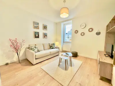Télévision ou salle de divertissement dans l'établissement Beau T2 Cocooning rue de Rochechouart - DABNB