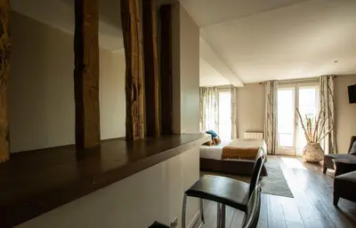 Télévision ou salle de divertissement dans l'établissement La Villa Fleury - L'Ivoire