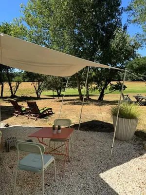 Jardin de l'établissement Ruime caravan met prive sanitair, laadpaal en vast bed