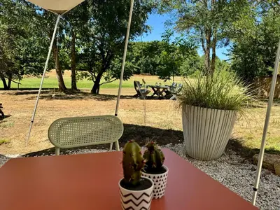 Jardin de l'établissement Ruime caravan met prive sanitair, laadpaal en vast bed
