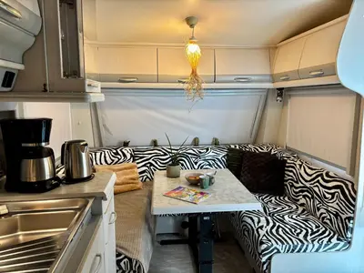 Cuisine ou kitchenette dans l'établissement Ruime caravan met prive sanitair, laadpaal en vast bed