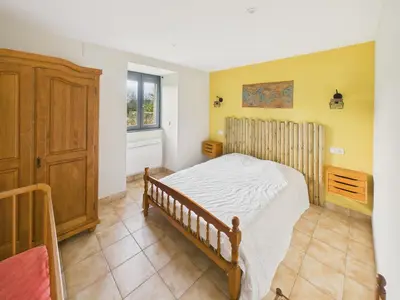Un ou plusieurs lits dans un hébergement de l'établissement Charmant gîte de campagne pour 10 avec terrasse