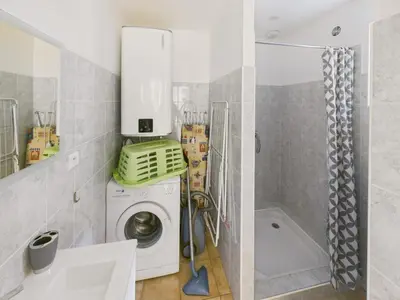 Salle de bains dans l'établissement Charmant gîte de campagne pour 10 avec terrasse