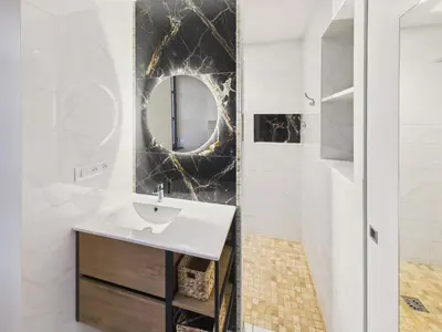 Salle de bains dans l'établissement Charmant gîte de campagne pour 10 avec terrasse