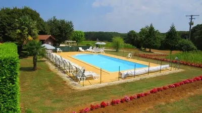 Piscine de l'établissement Charmant gîte de campagne pour 10 avec terrasse ou située à proximité