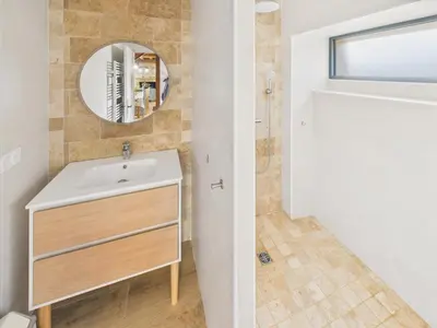Salle de bains dans l'établissement Gîte pour 12 avec terrasse et piscine partagée