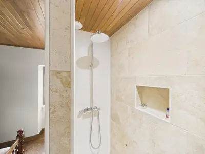 Salle de bains dans l'établissement Gîte pour 12 avec terrasse et piscine partagée