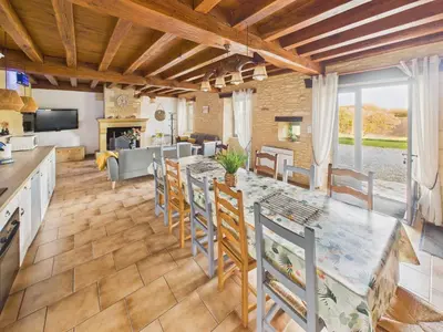 Coin salon dans l'établissement Gîte pour 12 avec terrasse et piscine partagée