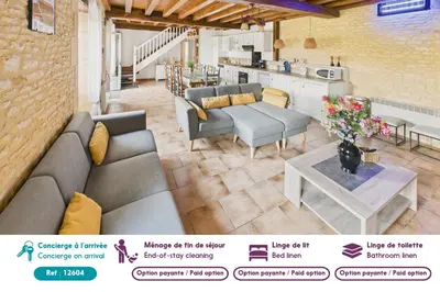Coin salon dans l'établissement Gîte pour 12 avec terrasse et piscine partagée