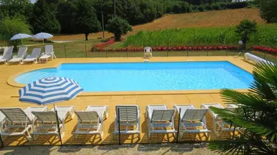 Piscine de l'établissement Gîte pour 12 avec terrasse et piscine partagée ou située à proximité