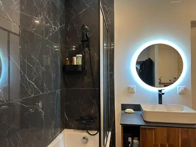 Salle de bains dans l'établissement Maison avec jardin, wifi, parking, vidéo projecteur