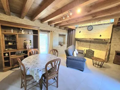 Coin salon dans l'établissement Maison cosy pour couple avec spa privé en Périgord - FR-1-616-507