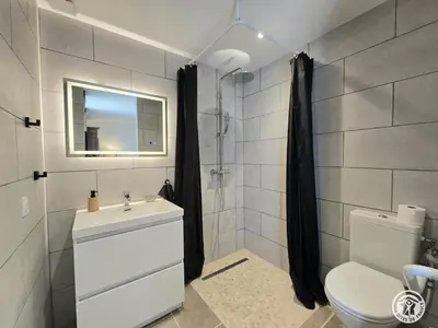 Salle de bains dans l'établissement Maison en pierres au cœur du Périgord, 10 personnes, charme authentique - FR-1-616-508