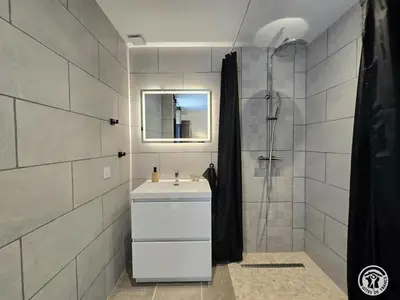 Salle de bains dans l'établissement Maison en pierres au cœur du Périgord, 10 personnes, charme authentique - FR-1-616-508