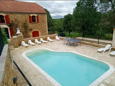Piscine de l'établissement Maison en pierre climatisée avec piscine privée en Dordogne - FR-1-616-512 ou située à proximité