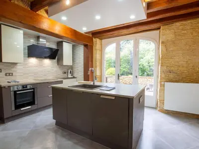 Cuisine ou kitchenette dans l'établissement Maison en pierre climatisée avec piscine privée en Dordogne - FR-1-616-512