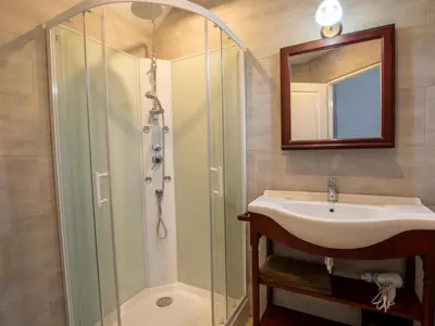 Salle de bains dans l'établissement Maison en pierre climatisée avec piscine privée en Dordogne - FR-1-616-512