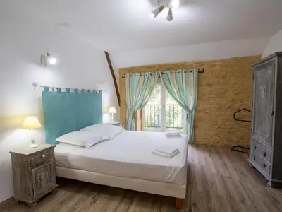 Un ou plusieurs lits dans un hébergement de l'établissement Maison en pierre climatisée avec piscine privée en Dordogne - FR-1-616-512