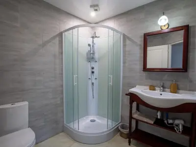 Salle de bains dans l'établissement Maison en pierre climatisée avec piscine privée en Dordogne - FR-1-616-512