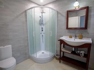 Salle de bains dans l'établissement Maison en pierre climatisée avec piscine privée en Dordogne - FR-1-616-512