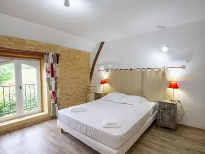 Un ou plusieurs lits dans un hébergement de l'établissement Maison en pierre climatisée avec piscine privée en Dordogne - FR-1-616-512