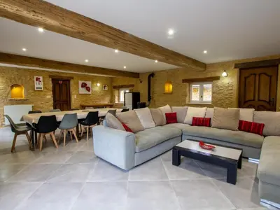 Coin salon dans l'établissement Maison en pierre climatisée avec piscine privée en Dordogne - FR-1-616-512