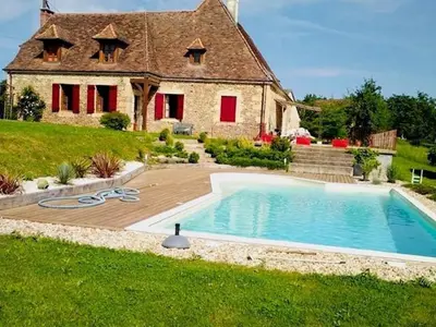 Piscine de l'établissement Charmante maison à Hautefort avec piscine privée, animaux admis - FR-1-616-514 ou située à proximité