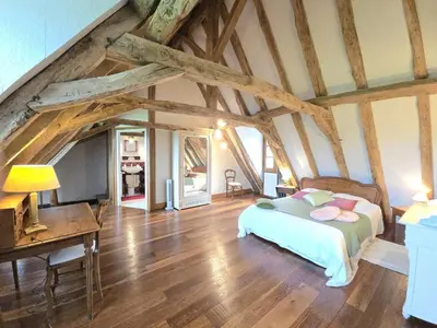 Un ou plusieurs lits dans un hébergement de l'établissement Charmante maison à Hautefort avec piscine privée, animaux admis - FR-1-616-514