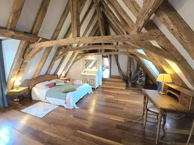 Un ou plusieurs lits dans un hébergement de l'établissement Charmante maison à Hautefort avec piscine privée, animaux admis - FR-1-616-514