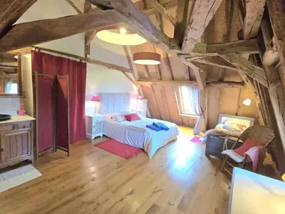 Un ou plusieurs lits dans un hébergement de l'établissement Charmante maison à Hautefort avec piscine privée, animaux admis - FR-1-616-514