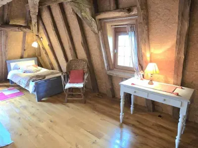 Coin salon dans l'établissement Charmante maison à Hautefort avec piscine privée, animaux admis - FR-1-616-514