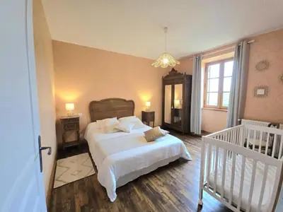 Un ou plusieurs lits dans un hébergement de l'établissement Charmante maison à Hautefort avec piscine privée, animaux admis - FR-1-616-514