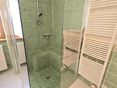 Salle de bains dans l'établissement Charmante maison à Hautefort avec piscine privée, animaux admis - FR-1-616-514