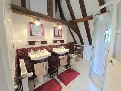 Salle de bains dans l'établissement Charmante maison à Hautefort avec piscine privée, animaux admis - FR-1-616-514
