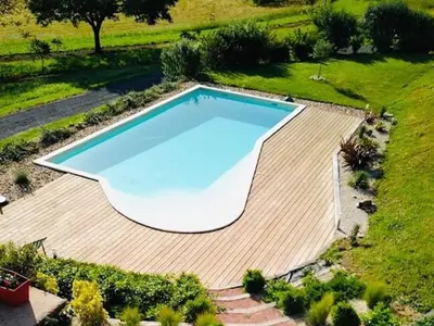 Piscine de l'établissement Charmante maison à Hautefort avec piscine privée, animaux admis - FR-1-616-514 ou située à proximité