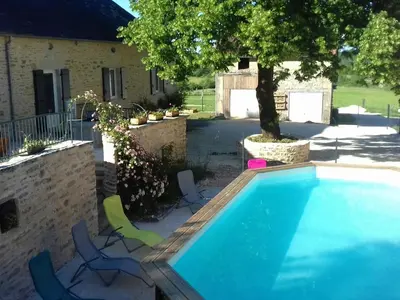 Piscine de l'établissement Maison périgourdine avec piscine chauffée et WiFi - FR-1-616-518 ou située à proximité