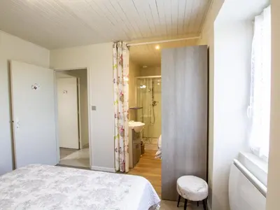 Salle de bains dans l'établissement Maison périgourdine avec piscine chauffée et WiFi - FR-1-616-518