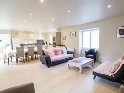 Coin salon dans l'établissement Maison périgourdine avec piscine chauffée et WiFi - FR-1-616-518