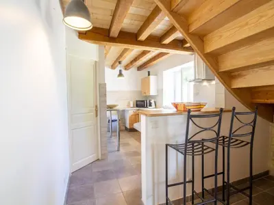 Cuisine ou kitchenette dans l'établissement Maison climatisée avec piscine privée et animaux admis - FR-1-616-515