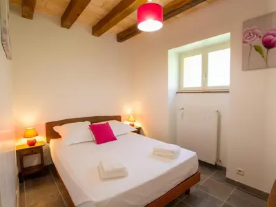 Un ou plusieurs lits dans un hébergement de l'établissement Maison climatisée avec piscine privée et animaux admis - FR-1-616-515