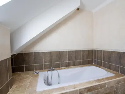 Salle de bains dans l'établissement Maison climatisée avec piscine privée et animaux admis - FR-1-616-515