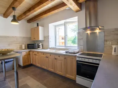Cuisine ou kitchenette dans l'établissement Maison climatisée avec piscine privée et animaux admis - FR-1-616-515