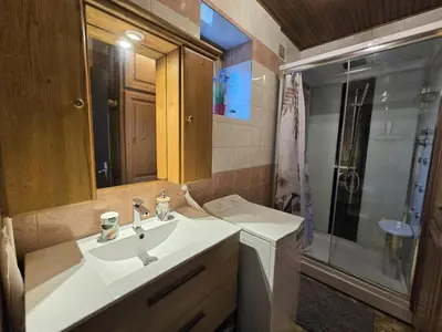Salle de bains dans l'établissement Maison de campagne confortable en Dordogne - FR-1-616-521