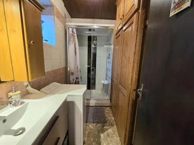 Salle de bains dans l'établissement Maison de campagne confortable en Dordogne - FR-1-616-521