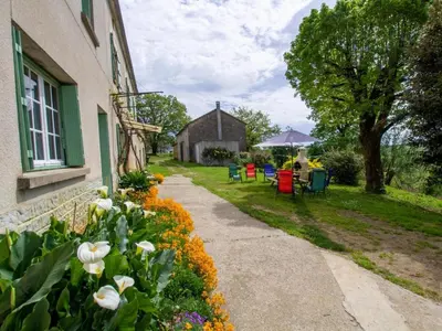 Jardin de l'établissement Gîte rural pour 11 pers. avec parking, spa et animaux acceptés - FR-1-616-523