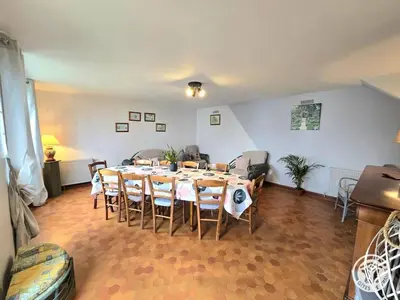 Coin salon dans l'établissement Gîte rural pour 11 pers. avec parking, spa et animaux acceptés - FR-1-616-523