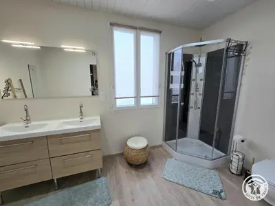 Salle de bains dans l'établissement Gîte rural pour 11 pers. avec parking, spa et animaux acceptés - FR-1-616-523