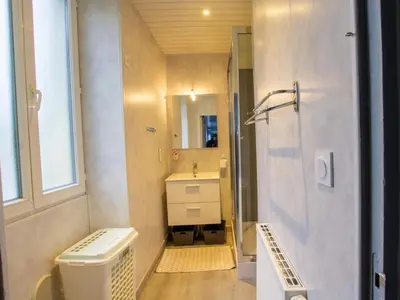 Salle de bains dans l'établissement Gîte rural pour 11 pers. avec parking, spa et animaux acceptés - FR-1-616-523
